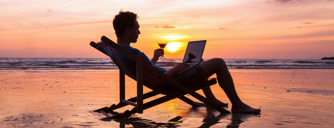 Hombre En El Mar Con Su Laptop Sentado